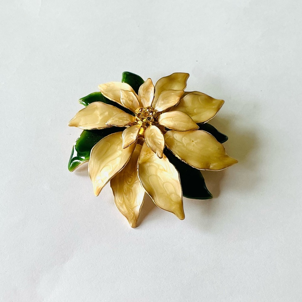 Vintage White  Holiday Christmas Poinsettia Gold Tone Cream  Layered Brooch